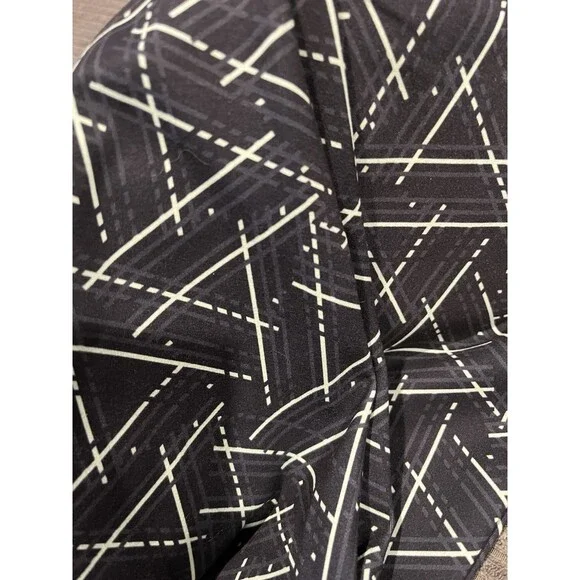 LL Bean Women’s XSmall Capri Leggings Geo Print Yoga EUC - Picture 2 of 7